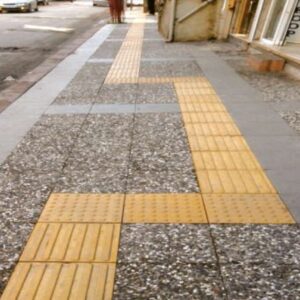 Farklı renk ve desenlerdeki (beyaz, siyah, karışık çakıl) wash beton karoların palet stok ve dış mekan zemin (kaldırım, bahçe, dama deseni) uygulama örnekleri.