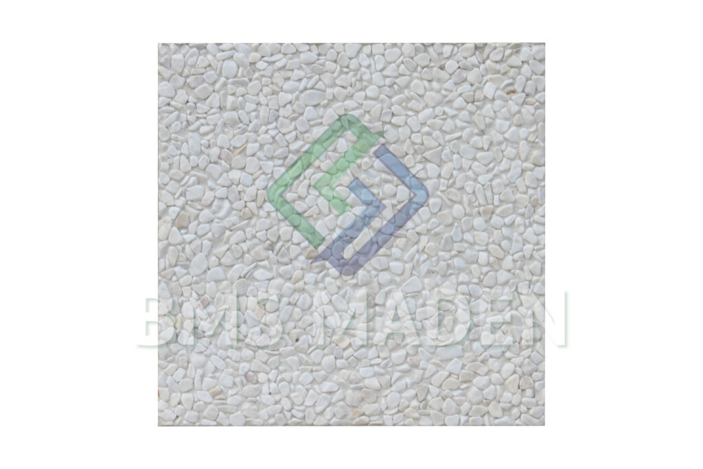 Farklı renk ve dokularda wash beton karolar (koyu çakıl, karışık dere çakılı) ve kırmızı tuğla bordürlerle çevrili araç yolu uygulama örneği.