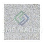 Farklı renk ve dokularda wash beton karolar (koyu çakıl, karışık dere çakılı) ve kırmızı tuğla bordürlerle çevrili araç yolu uygulama örneği.