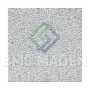 Farklı renk ve dokularda wash beton karolar (koyu çakıl, karışık dere çakılı) ve kırmızı tuğla bordürlerle çevrili araç yolu uygulama örneği.