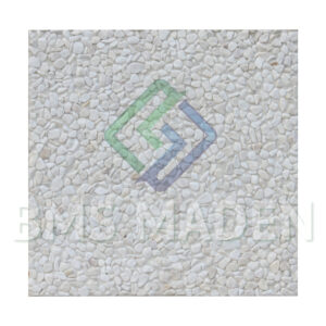 Farklı renk ve dokularda wash beton karolar (koyu çakıl, karışık dere çakılı) ve kırmızı tuğla bordürlerle çevrili araç yolu uygulama örneği.