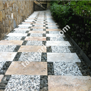 Beyaz çakıllı wash beton, bej traverten görünümlü karo ve siyah dere çakılı ile döşenmiş, eğimli bahçe merdiven/yürüyüş yolu uygulaması.