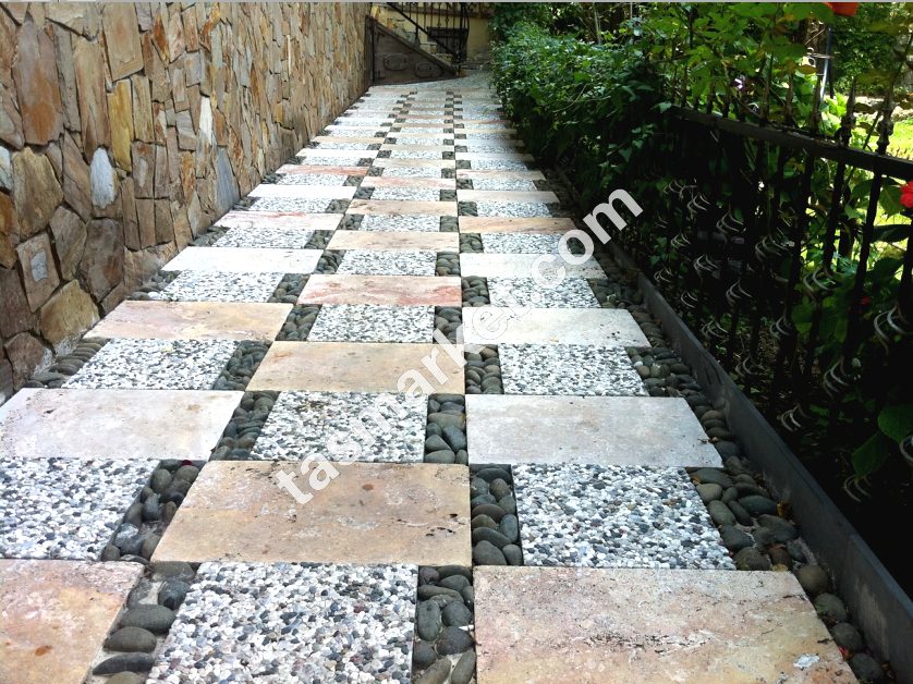 Beyaz çakıllı wash beton, bej traverten görünümlü karo ve siyah dere çakılı ile döşenmiş, eğimli bahçe merdiven/yürüyüş yolu uygulaması.