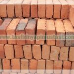 Farklı turuncu tonlarında, taş fırın yapımında kullanılan istiflenmiş ateş tuğlaları yığını.