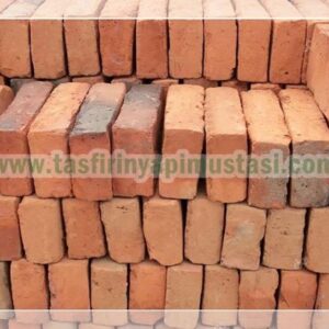 Farklı turuncu tonlarında, taş fırın yapımında kullanılan istiflenmiş ateş tuğlaları yığını.
