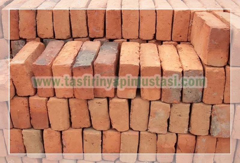 Farklı turuncu tonlarında, taş fırın yapımında kullanılan istiflenmiş ateş tuğlaları yığını.