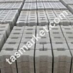 Siyah ve beyaz mineralli yüzeyli prizma (dikdörtgen) parke taşlarıyla döşenmiş modern zemin.