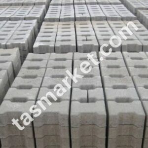 Siyah ve beyaz mineralli yüzeyli prizma (dikdörtgen) parke taşlarıyla döşenmiş modern zemin.