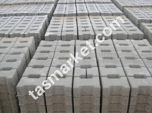 Siyah ve beyaz mineralli yüzeyli prizma (dikdörtgen) parke taşlarıyla döşenmiş modern zemin.