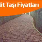 Kırmızı kilitli parke taşlarıyla döşenmiş kıvrımlı yürüyüş yolu. 6 cm aşık taşı fiyatları.