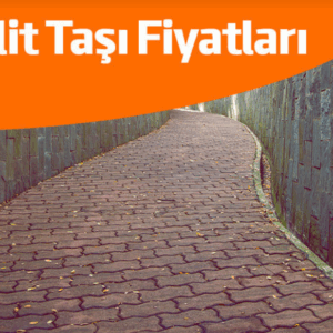 Kırmızı kilitli parke taşlarıyla döşenmiş kıvrımlı yürüyüş yolu. 6 cm aşık taşı fiyatları.