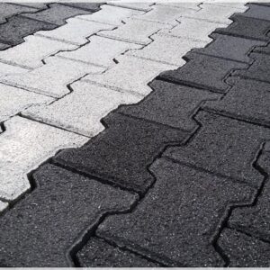 Yeni döşenmiş, 8 cm kalınlığında gri ve siyah renkli aşık kilitli parke taşları