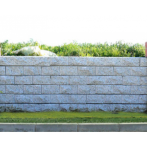 Patlatma briket kaplamalı hazır bahçe duvar paneli uygulaması. Gri taş görünümlü kaplama ve kırmızı sütun detayı.