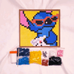 Renkli mozaik taşları ve tutkalı olan, çerçeveli mozaik hobi seti.