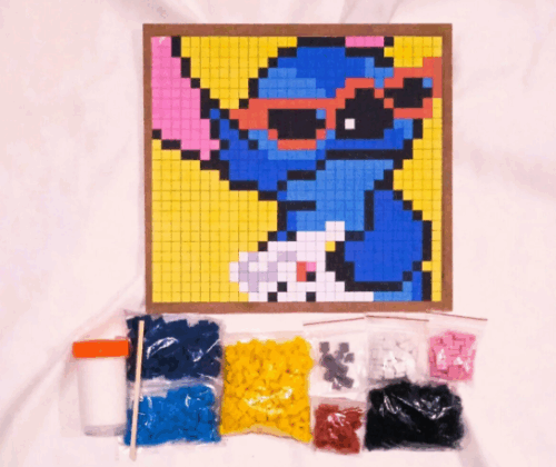 Renkli mozaik taşları ve tutkalı olan, çerçeveli mozaik hobi seti.