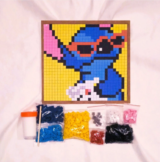 Renkli mozaik taşları ve tutkalı olan, çerçeveli mozaik hobi seti.