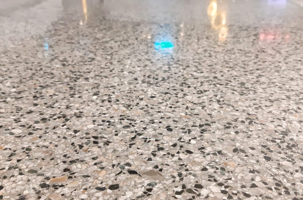 Büyük bir alanda uygulanan gri tonlu, parlak ve taş cipsli Terrazzo zemin kaplaması