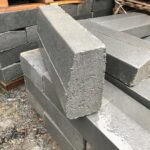 Paletlenmeye hazır, ıslak görünümlü gri beton bahçe bordür taşları