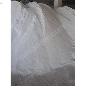 Beyaz renkli, büyük yığın halinde dökme mermer tozu (kalsit).