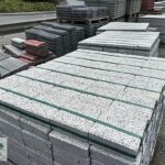 Kumlama yüzeyli siyah ve beyaz (açık gri) parke taşlarıyla balıksırtı (zikzak) desende döşenmiş özel tasarım zemin.