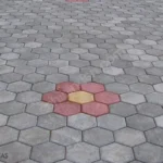 Gri ve renkli (kırmızı-sarı) altıgen kilitli parke taşlarıyla döşenmiş peyzaj zemin