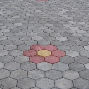 Gri ve renkli (kırmızı-sarı) altıgen kilitli parke taşlarıyla döşenmiş peyzaj zemin