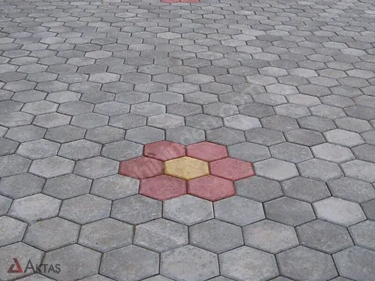 Gri ve renkli (kırmızı-sarı) altıgen kilitli parke taşlarıyla döşenmiş peyzaj zemin