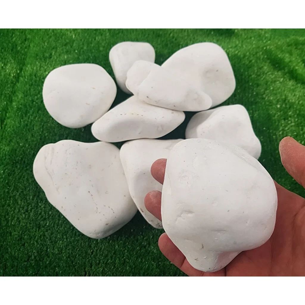 Elde tutulan 6-10 cm ebatlarında beyaz cilalı peyzaj dolomit taşları