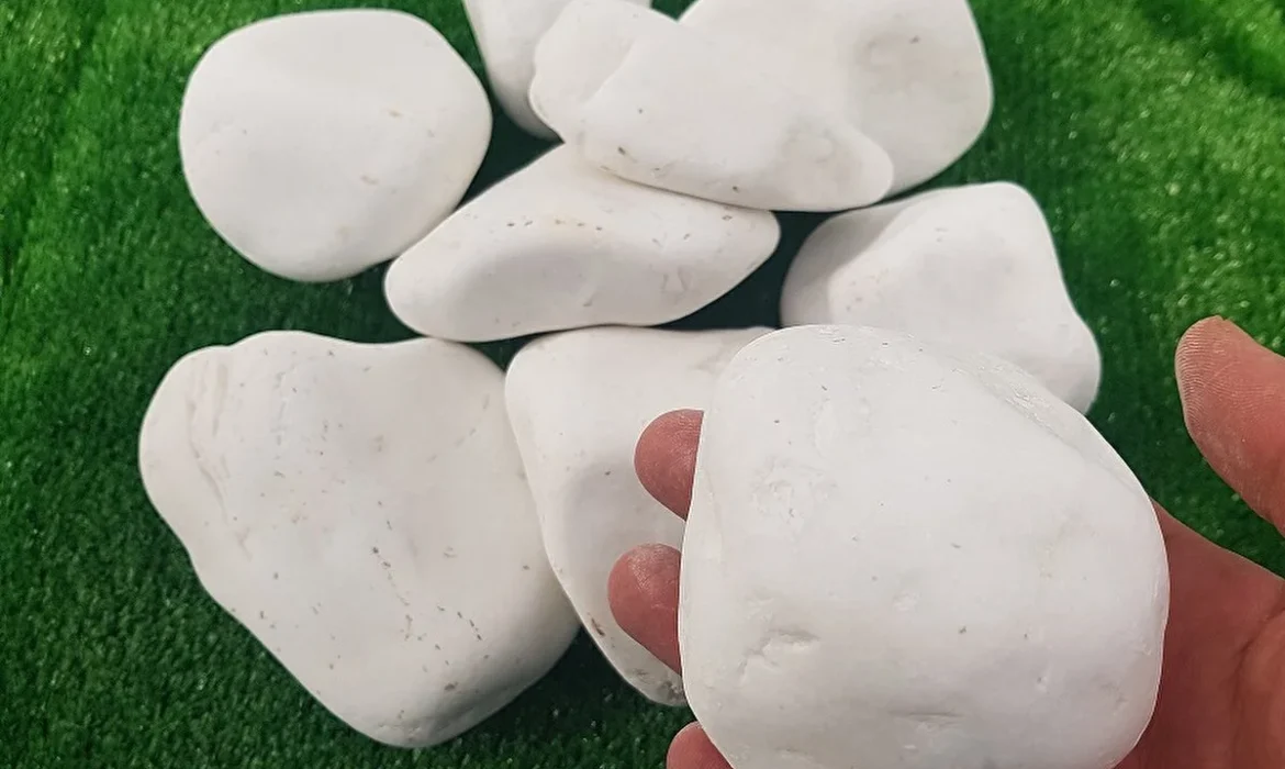 Elde tutulan 6-10 cm ebatlarında beyaz cilalı peyzaj dolomit taşları