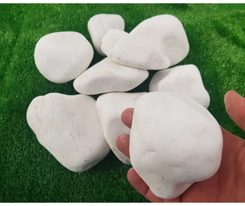 Elde tutulan 6-10 cm ebatlarında beyaz cilalı peyzaj dolomit taşları