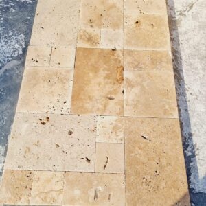 Eskitme yüzeyli, bej renkli traverten taşlarından oluşan French Pattern döşeme seti. Havuz kenarı zemin kaplaması.