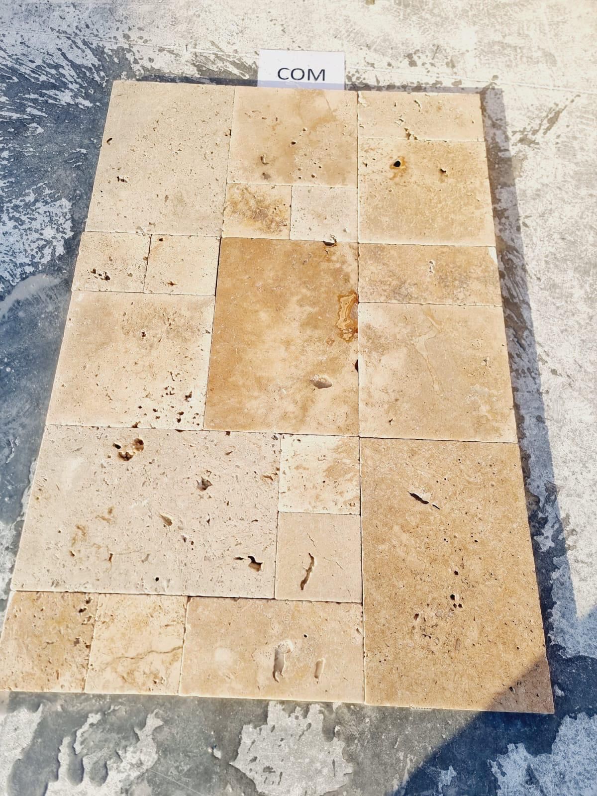 Eskitme yüzeyli, bej renkli traverten taşlarından oluşan French Pattern döşeme seti. Havuz kenarı zemin kaplaması.