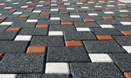 Siyah, beyaz ve kırmızı renkli 15x15 kumlamalı beton parke taşı zemin döşemesi.