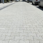 Siyah, beyaz ve kırmızı renkli modern kumlamalı beton parke taşı döşeme örneği.