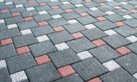 Esenyurt'ta uygulanan üç renkli modern kilitli beton parke taşı dizilimi.