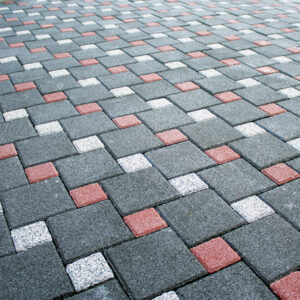 Esenyurt'ta uygulanan üç renkli modern kilitli beton parke taşı dizilimi.