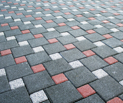 Esenyurt'ta uygulanan üç renkli modern kilitli beton parke taşı dizilimi.