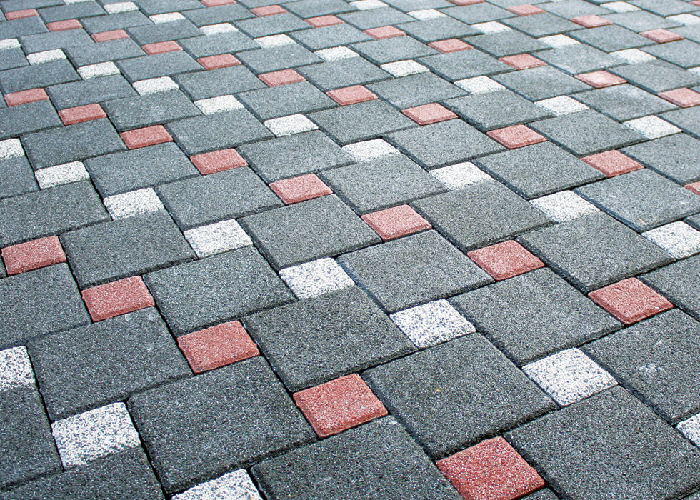 Esenyurt'ta uygulanan üç renkli modern kilitli beton parke taşı dizilimi.