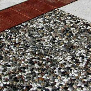 Mermer dokulu terrazzo karo ve kırmızı kuşaklı zemin kaplama uygulaması.