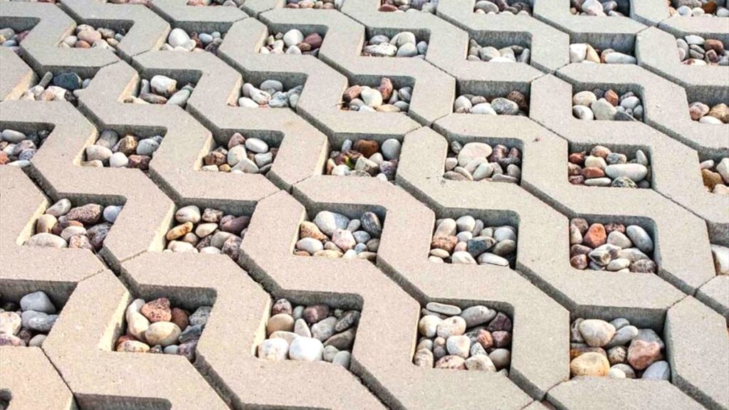 Çim taşı m2 fiyatı için beton çim taşı zemin uygulaması görseli