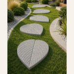 Bahçede uygulanmış yaprak beton adım taşı