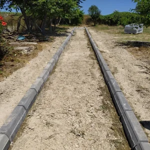 Bahçe yolu kenarında beton bordür taşı uygulaması