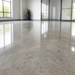 Beton zemine uygulanmış parlak şeffaf epoksi kaplama hizmeti
