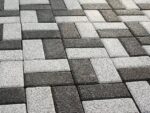 Açık ve koyu gri dikdörtgen beton parke taşlarının farklı yönlerde döşenmesi