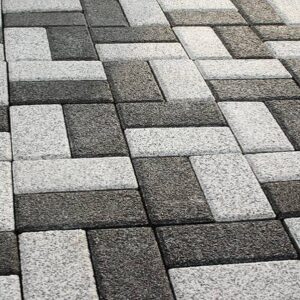 Açık ve koyu gri dikdörtgen beton parke taşlarının farklı yönlerde döşenmesi