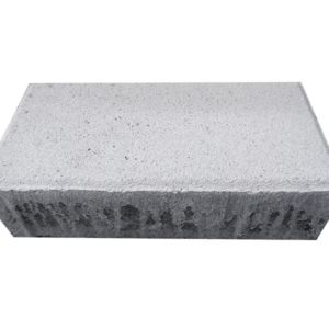 Beyaz dokulu üst yüzeyi ve gri beton gövdesi görülen dikdörtgen parke taşı