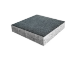 Beyaz fonda koyu gri dokulu üst yüzeyi ve açık beton gövdesi bulunan kare parke taşı