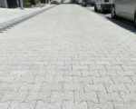 Açık renk kilit parke taşlarıyla kaplanmış sokak