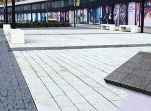 Açık ve koyu renk Antara tipi parke taşlarıyla düzenlenmiş meydan