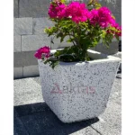 Beyaz mozaikli kare beton saksı 40x40xh44 cm, pembe çiçekli bitkiyle dış mekân uygulaması